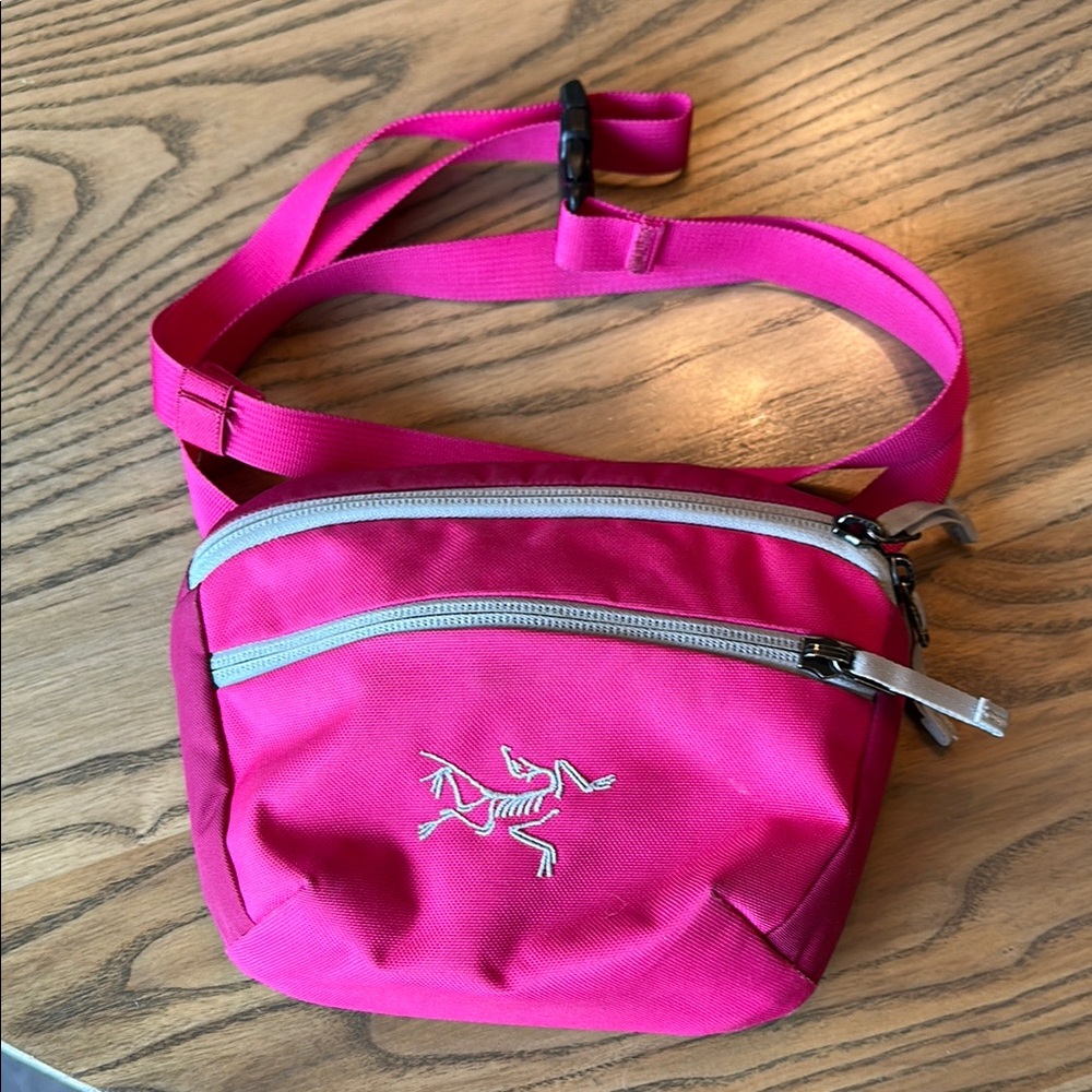 Arc'teryx Pink Crossbody Bag (Mantis)